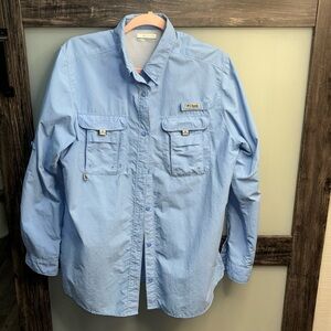 Women large long sleeve Columbia shirt light blue color
